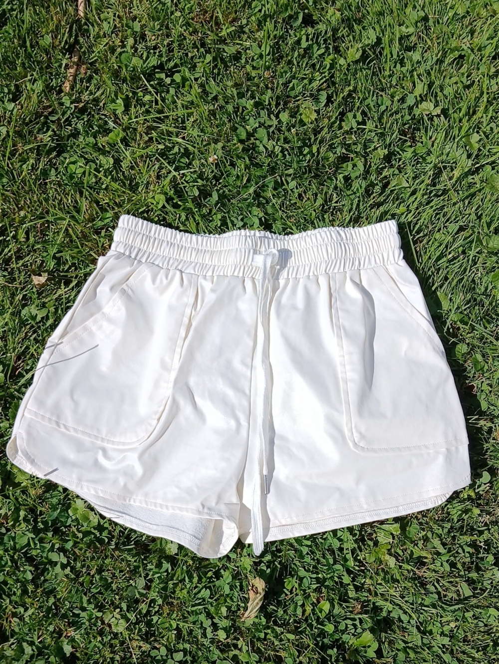 Like New GRaffiti White Elastic Drawstring Athletic Shorts Size S